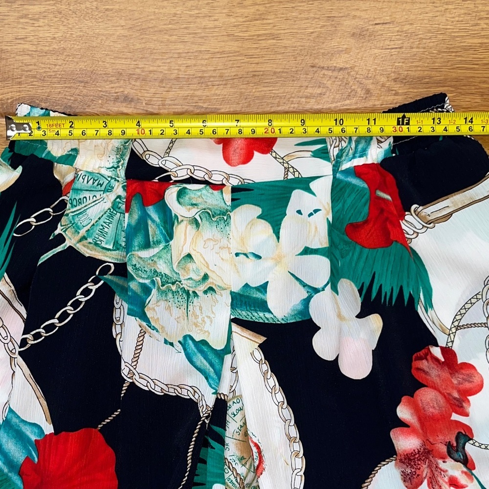 Vintage 90s Floral Patterned Shorts with Red and Green Accents - Picture 4 of 5